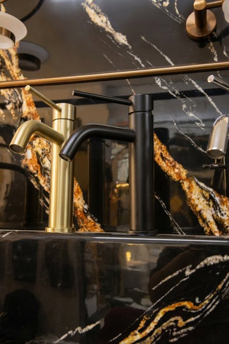 حنفية مغسلة عصرية – أسود مطفي & ذهبي فاخر