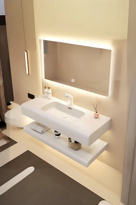 مغسلة حمّام معلّقة لون أبيض بتصميم انسيابي