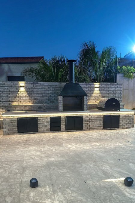 مطبخ خارجي فاخر – شواية مدخنة + فرن بيتزا + مغسلة + إضاءة