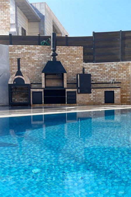 مطبخ خارجي بجانب المسبح – شواية مدخنة + فرن بيتزا + مغسلة + صندوق تدخين