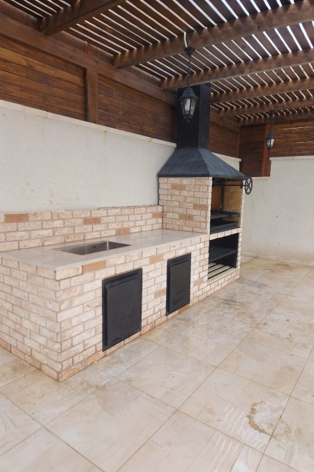 مطبخ خارجي – شواية مدخنة + مغسلة + سطح تحضير طويل