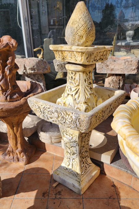 نافورة تراثية بنقوش عربية – إسمنت (1.6×0.8م)