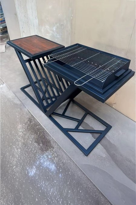 شواية ستاند هندسي مع طاولة خشب طبيعي