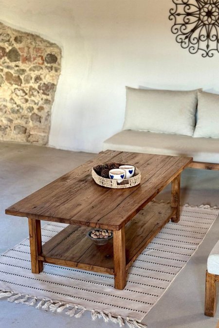 طاولة قهوة ريفية خشبية مع رف سفلي