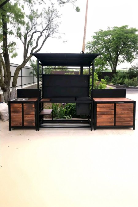 مطبخ شواء خارجي كبير بتصميم فاخر