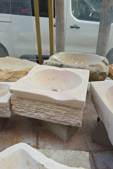 حوض حجر طبيعي (مربّع مودرن بنقشة طبقات) – 45×45 سم