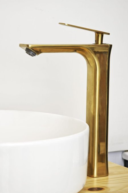 حنفية مغسلة ذهبية طويلة بتصميم مربع