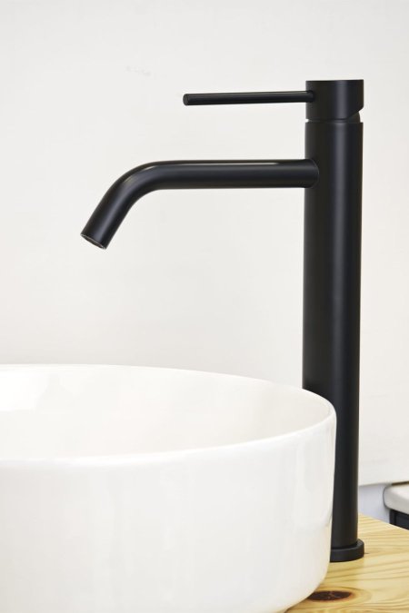 حنفية مغسلة سوداء طويلة بتصميم دائري