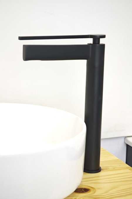 حنفية مغسلة سوداء طويلة بتصميم مودرن