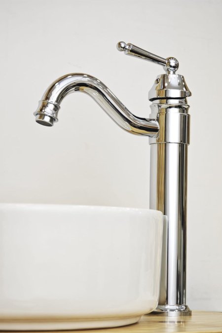 حنفية مغسلة كروم طويلة بتصميم كلاسيكي