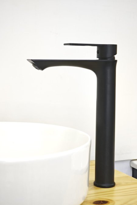 حنفية مغسلة سوداء طويلة بتصميم انسيابي