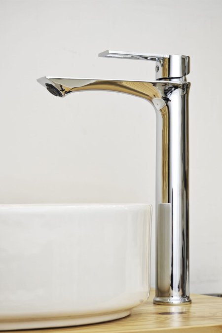 حنفية مغسلة كروم طويلة بتصميم مودرن