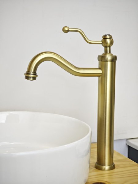 حنفية مغسلة ذهبي مطفي طويلة بتصميم كلاسيكي