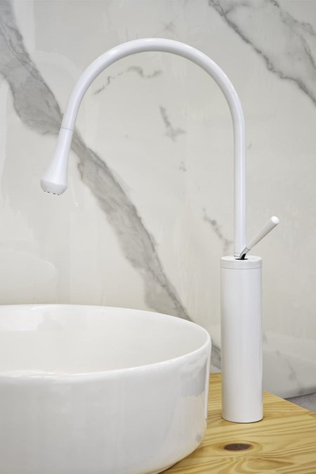 حنفية مغسلة بيضاء طويلة بتصميم منحني