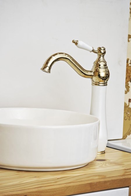 حنفية مغسلة أبيض وذهبي بتصميم كلاسيكي