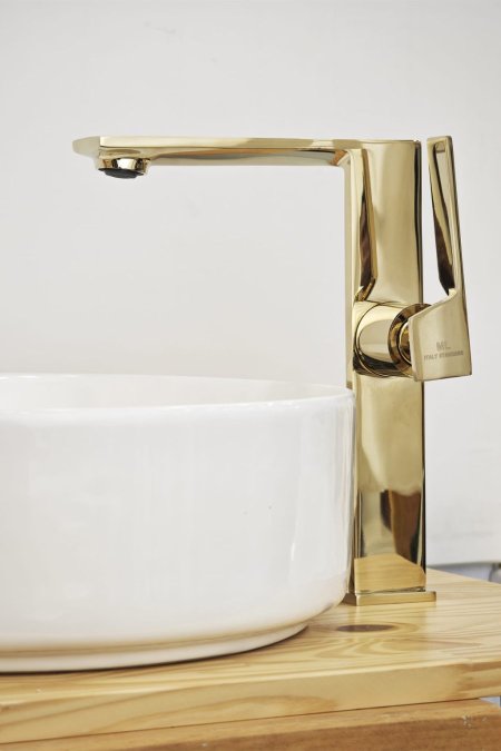 حنفية مغسلة ذهبية طويلة بتصميم مربع