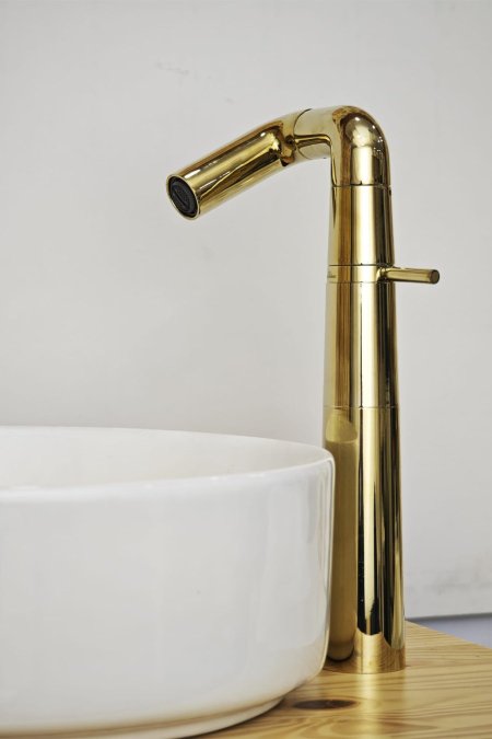 حنفية مغسلة ذهبية طويلة بتصميم عصري