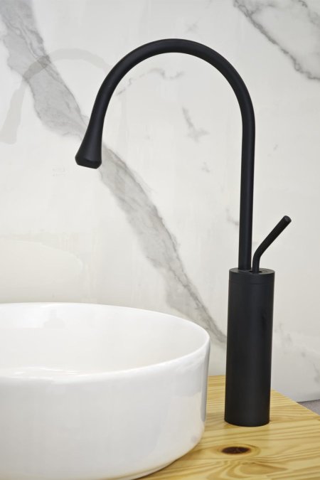 حنفية مغسلة سوداء طويلة بتصميم منحني