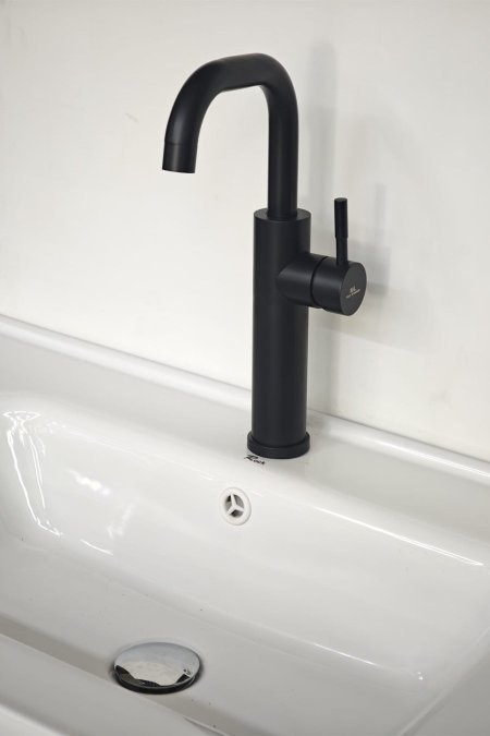 حنفية مغسلة سوداء بتصميم دائري