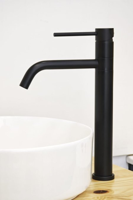 حنفية مغسلة سوداء طويلة بتصميم دائري