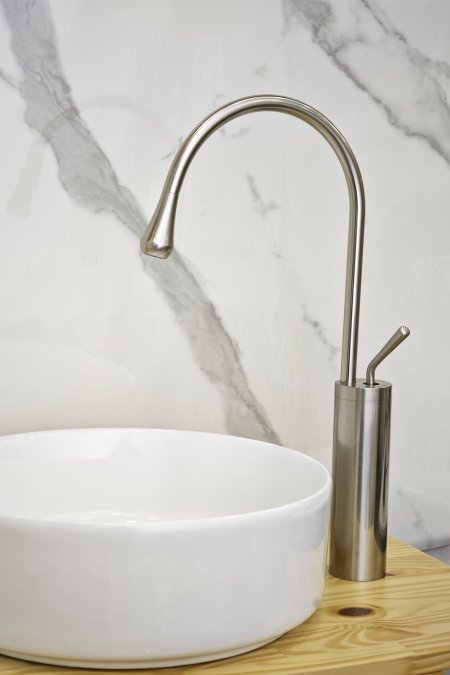 حنفية مغسلة فضي طويلة بتصميم منحني