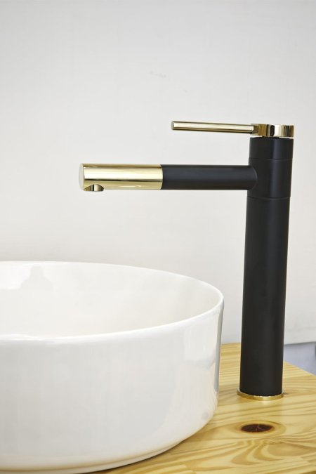 حنفية مغسلة أبيض وذهبي بتصميم كلاسيكي