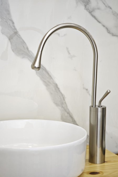 حنفية مغسلة فضي طويلة بتصميم منحني