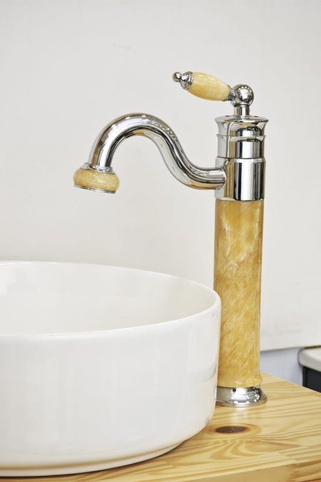 حنفية مغسلة كروم مع قاعدة رخامي بتصميم كلاسيكي