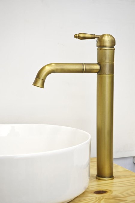 حنفية مغسلة ذهبي معتّق طويلة بتصميم كلاسيكي