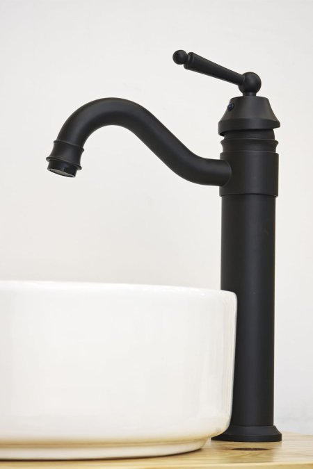 حنفية مغسلة كروم طويلة مع تفاصيل رخامي