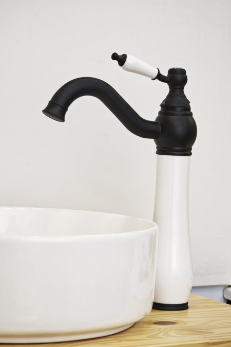 حنفية مغسلة أبيض وأسود بتصميم كلاسيكي