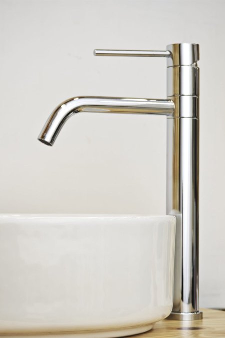 حنفية مغسلة كروم مع قاعدة رخامي بتصميم كلاسيكي