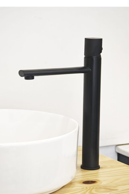 حنفية مغسلة سوداء طويلة بتصميم عصري