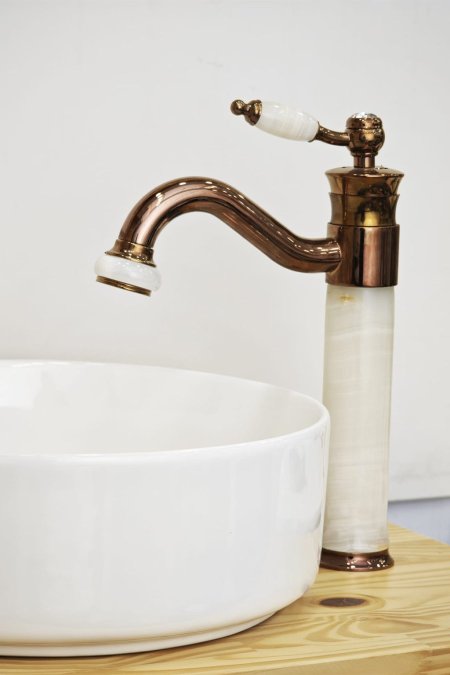 حنفية مغسلة روز غولد مع قاعدة رخامي بتصميم كلاسيكي