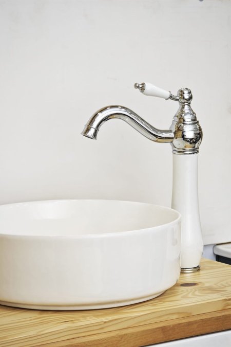 حنفية مغسلة أبيض وكروم بتصميم كلاسيكي