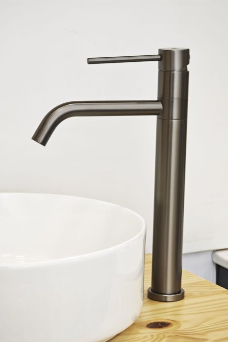 حنفية مغسلة كروم طويلة بتصميم كلاسيكي