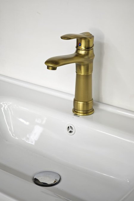 حنفية مغسلة طويلة ذهبي معتّق بتصميم كلاسيكي أنيق