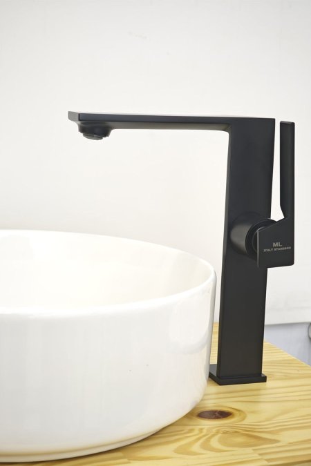 حنفية مغسلة طويلة سوداء مطفية بتصميم هندسي مودرن