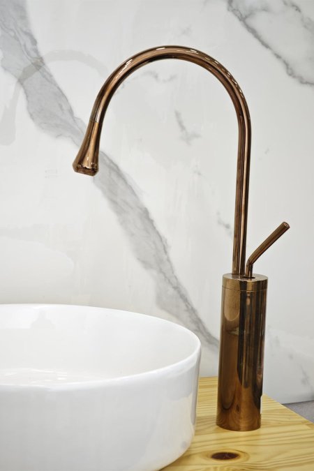 حنفية مغسلة طويلة روز غولد لامع بتصميم انسيابي فاخر