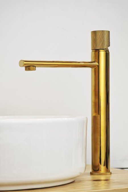 حنفية مغسلة طويلة ذهبي لامع بتصميم هندسي فاخر