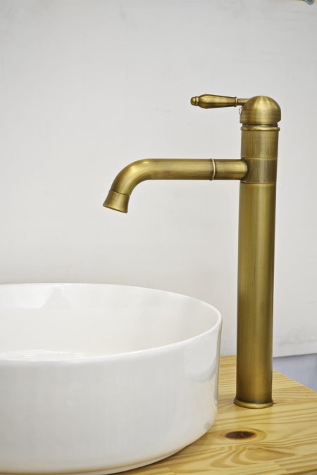 حنفية مغسلة أرضية ذهبي معتّق بتصميم كلاسيكي فاخر