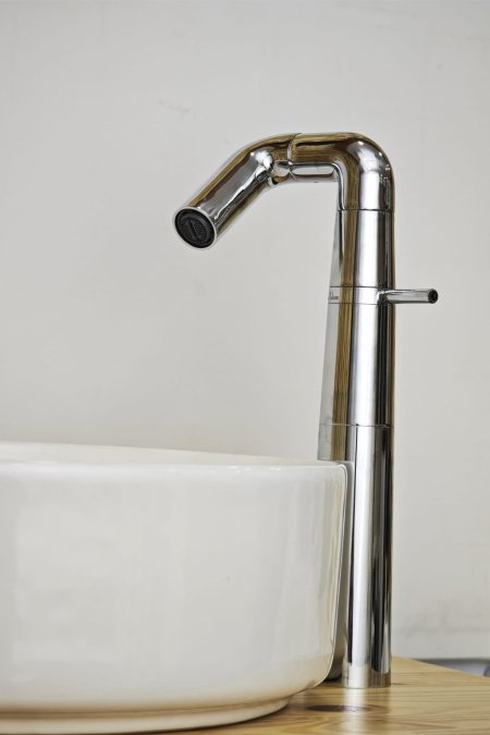 حنفية مغسلة أرضية كروم بتصميم منحني عصري