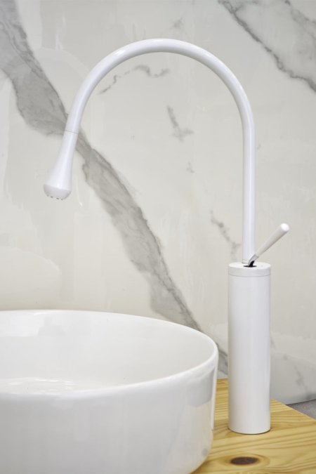 حنفية مغسلة بيضاء بتصميم منحني عصري