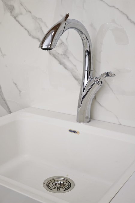 حنفية مغسلة كروم بتصميم منحني أنيق