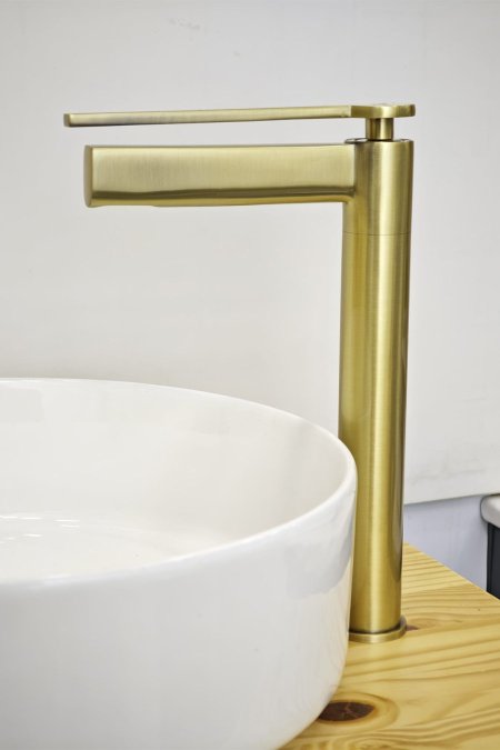 حنفية مغسلة أرضية ذهبي معتّق بتصميم هندسي عصري