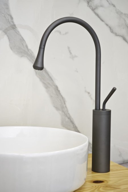 حنفية مغسلة سوداء مطفية بتصميم منحني عصري