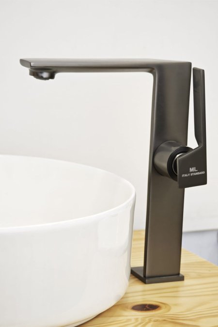 حنفية مغسلة أرضية أسود مطفي بتصميم هندسي عصري