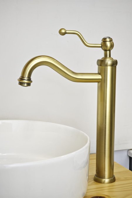 حنفية مغسلة أرضية ذهبي معتّق بتصميم كلاسيكي ناعم