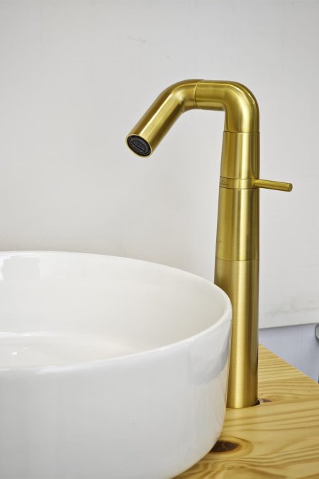 حنفية مغسلة أرضية ذهبي معتّق بتصميم منحني عصري