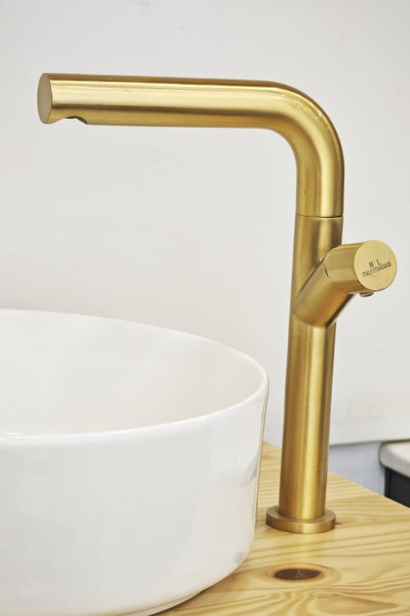 حنفية مغسلة أرضية ذهبي معتّق بتصميم زاوي عصري